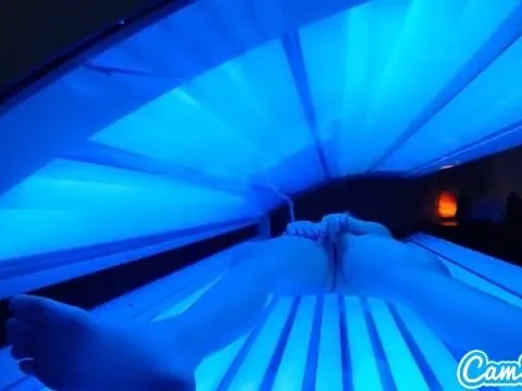 Novinha latina se esfregando na cama de bronzeamento até gozar gostoso