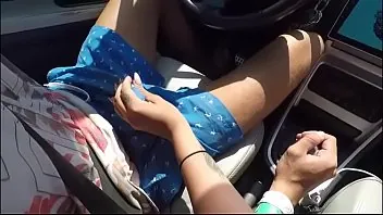 Safada masturbando o pau dos eu macho dentro do carro