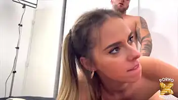 Tatuado comendo duas novinhas esfomeadas por piroca