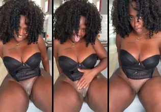 Mulata muito gostosa brincando com a sua bucetona inchada
