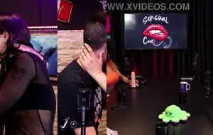 Mulher fogosa beijando o pau grosso enquanto a esposa goza de tesão