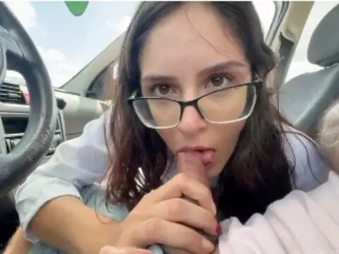 Morena fogosa dando terapia no carro e gemendo alto até gozar