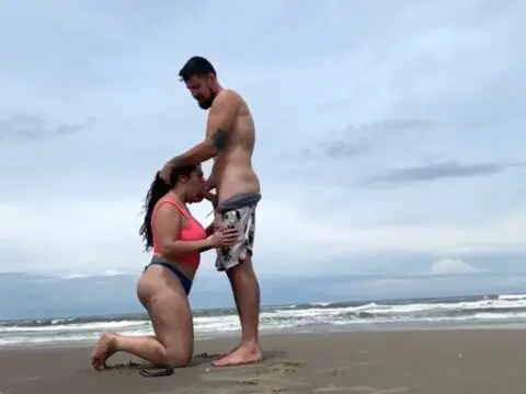 Gostosa transando na praia com cara aleatório no sol
